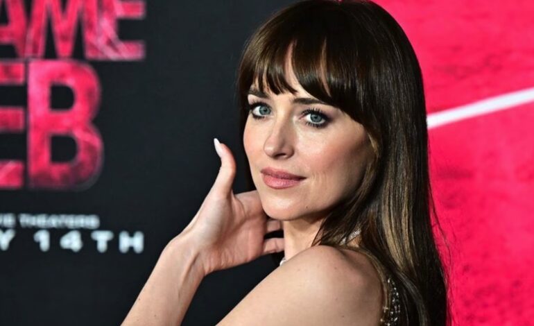 Dakota Johnson deslumbra con vestido transparente durante su debut en el universo Marvel