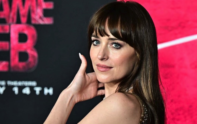 Dakota Johnson deslumbra con vestido transparente durante su debut en el universo Marvel