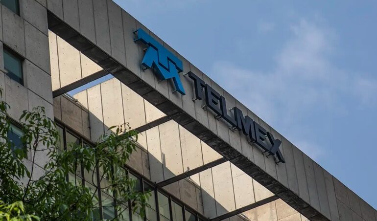 AMLO elogia habilidades empresariales de Slim con Telmex Aunque antes López Obrador y Slim intercambiaron críticas por esta privatización y otros desacuerdos de posturas políticas, ahora el presidente elogió sus habilidades empresariales. “Si él, repito, ha incrementado su fortuna es porque es un buen empresario y, además, porque dinero llama a dinero”, comentó el mandatario. En su conferencia, el empresario rechazó las acusaciones sobre que recbibió favoritismo del Gobierno de López Obrador, como en la construcción de un tramo del Tren Maya. Sin referirse a esto en concreto, el presidente argumentó que las ganancias de Slim y de otros empresarios durante su Gobierno (2018-2024) muestran que su modelo económico funciona. “Ya he dicho varias veces que cuando la milpa (la cosecha de maíz) se da bien, alcanza hasta para el pájaro. Por eso, ellos (los empresarios) están constatando que funciona nuestro modelo económico, lo que llamamos el humanismo mexicano, que es único”, sostuvo.