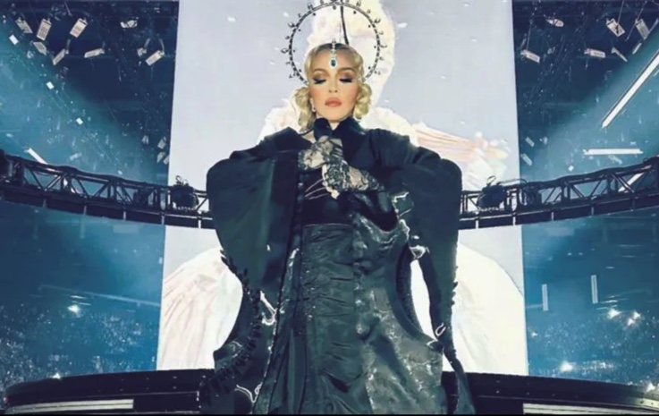 Madonna sufre caída arriba del escenario
