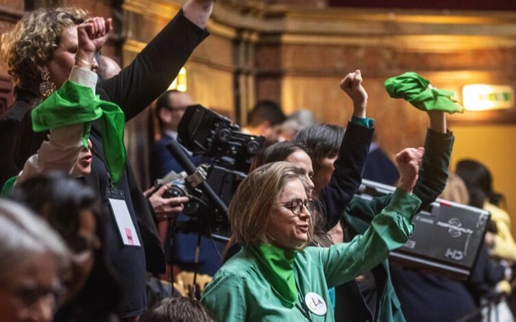 Francia se convierte en el primer país del mundo en inscribir el derecho al aborto en su Constitución