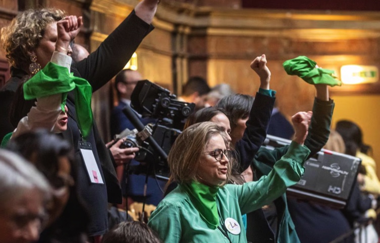 Francia se convierte en el primer país del mundo en inscribir el derecho al aborto en su Constitución