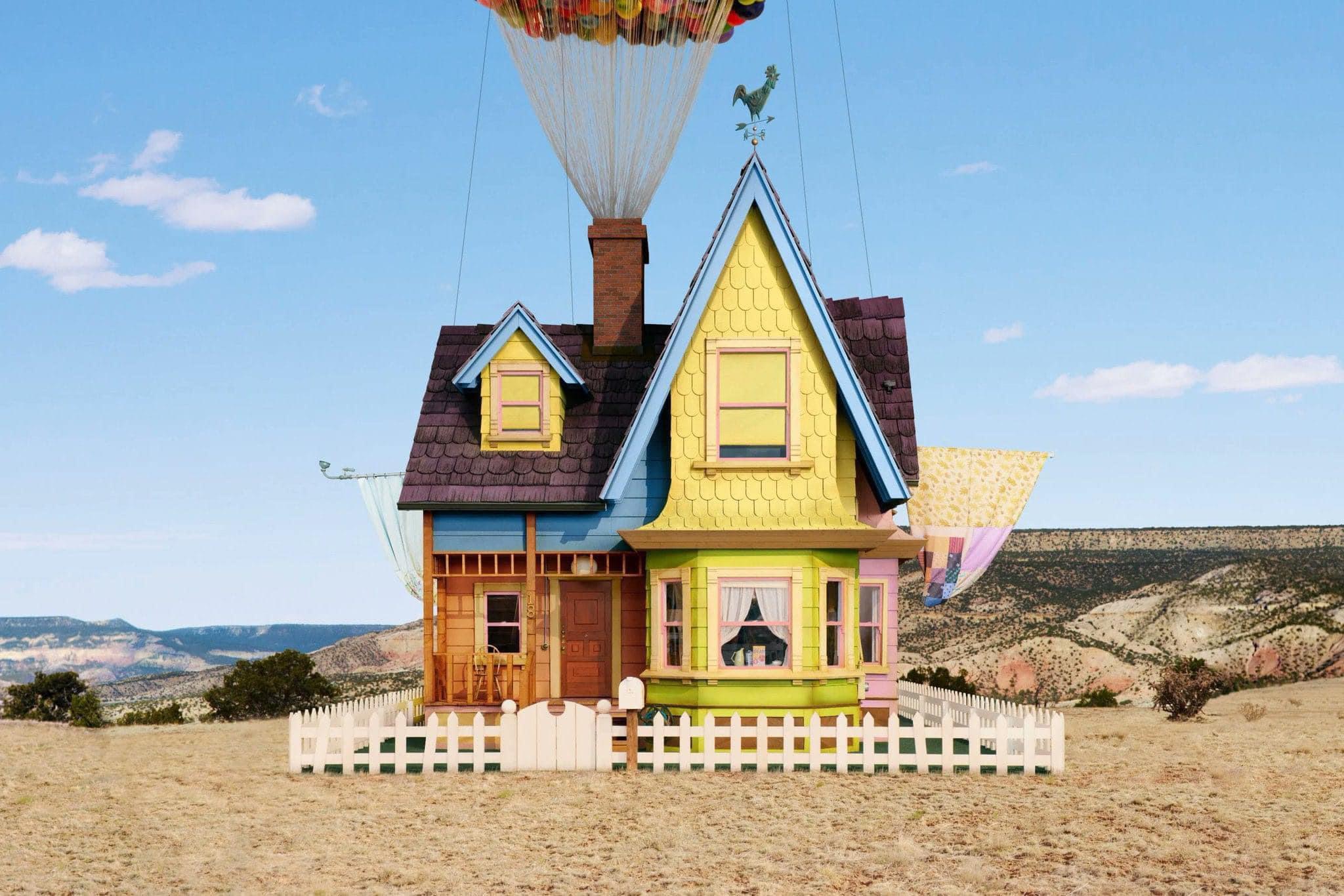 Airbnb ha recreado la casa de Carl de la película “UP”, puede flotar con la ayuda de una grua y cuenta con más de 8 mil globos, estará ubicada para hospedaje en Nuevo México.   📷: airbnb.