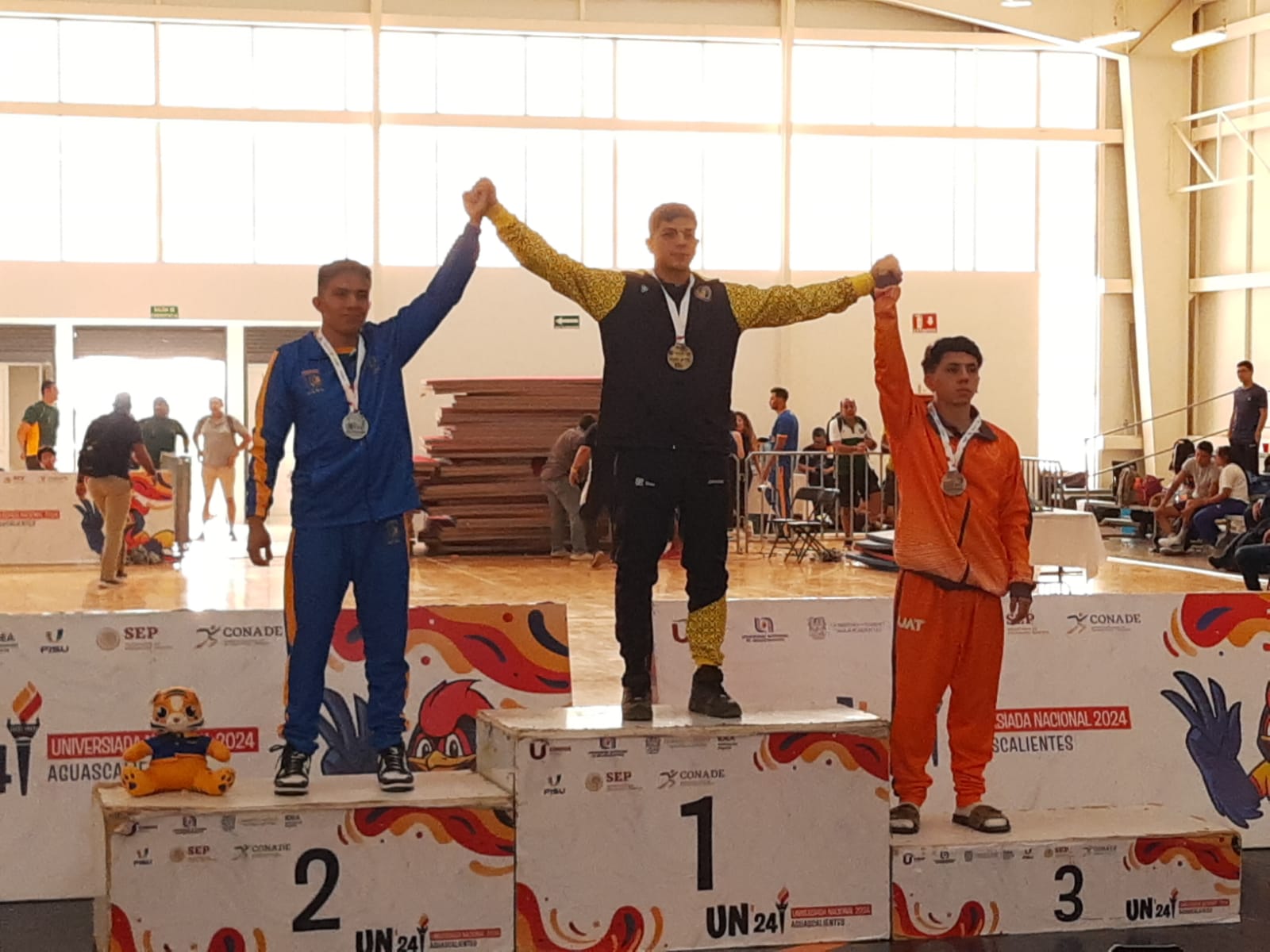 Cuelga bronce Grimany para la UAT en Luchas Universitarias.