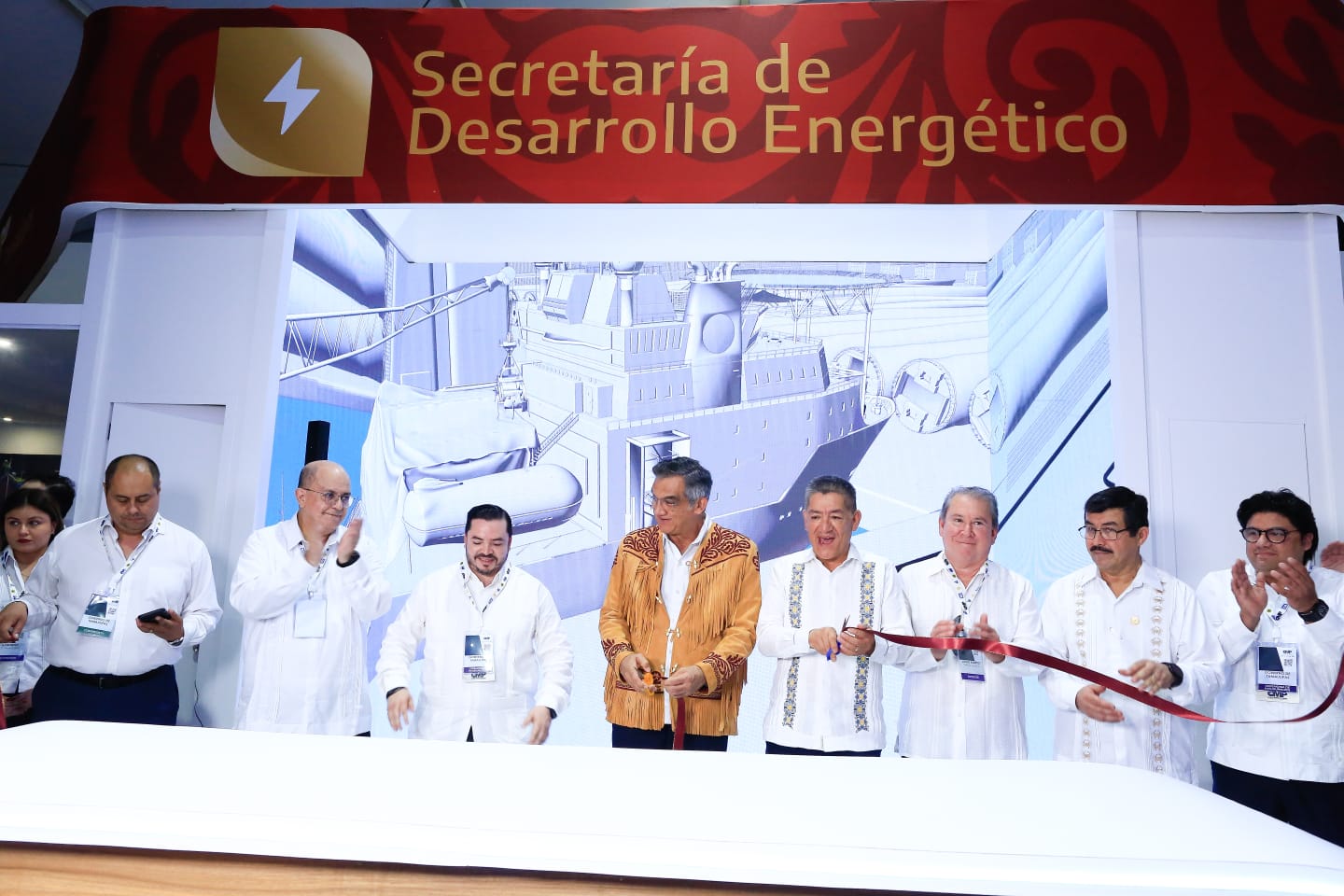 Inaugura gobernador stand de la Secretaría de Desarrollo Energético en el Congreso Mexicano del Petróleo.