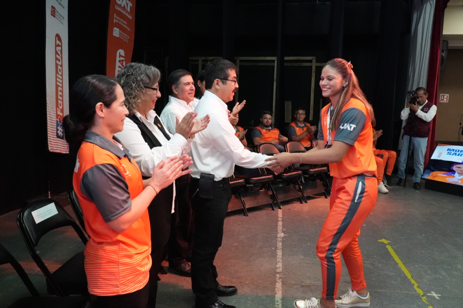 Reconoce la UAT a estudiantes destacados.