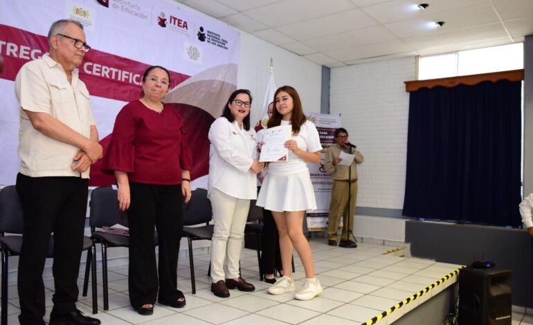 Reconocen a estudiantes por asesorar a adultos que cursan su educación en ITEA