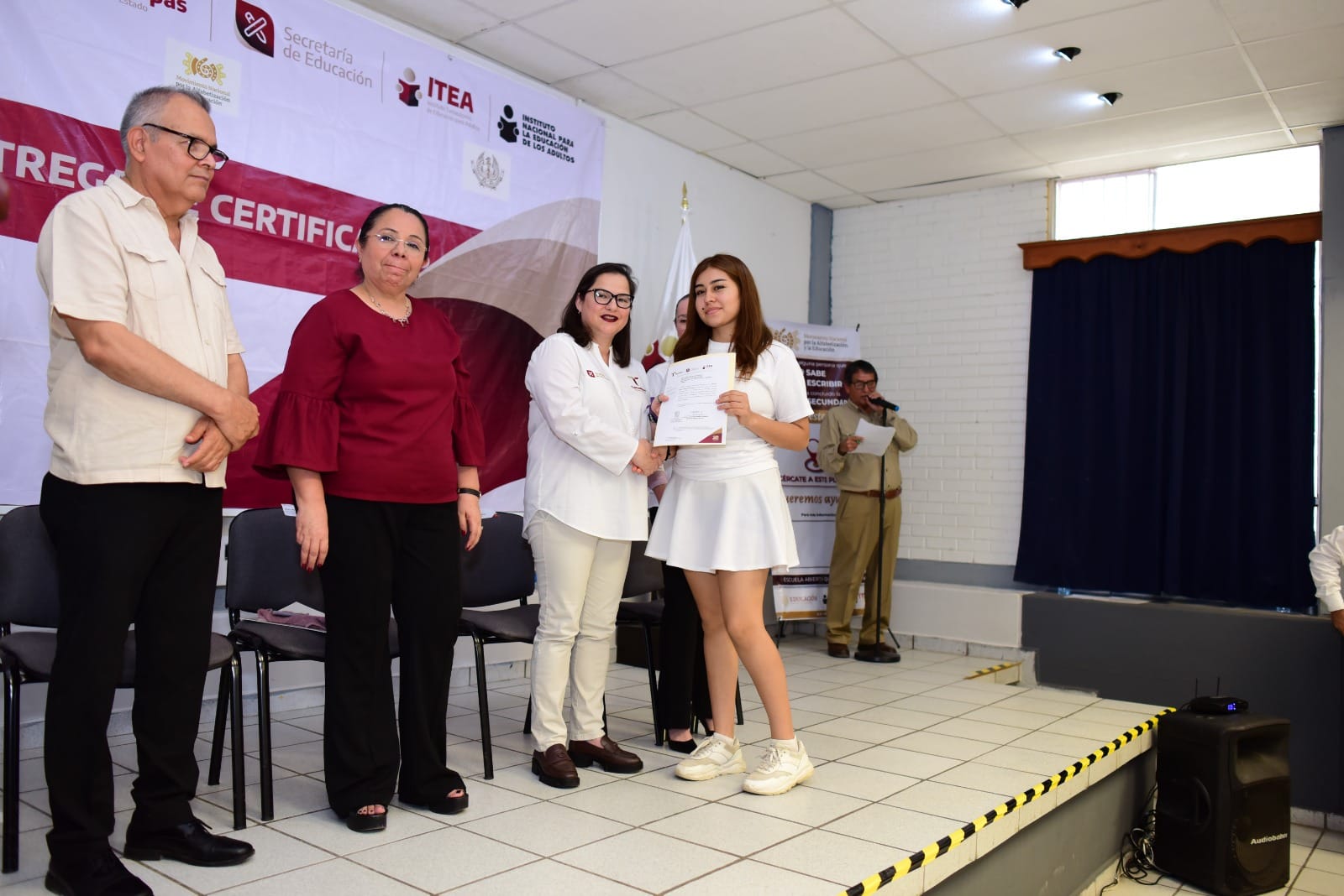 Reconocen a estudiantes por asesorar a adultos que cursan su educación en ITEA