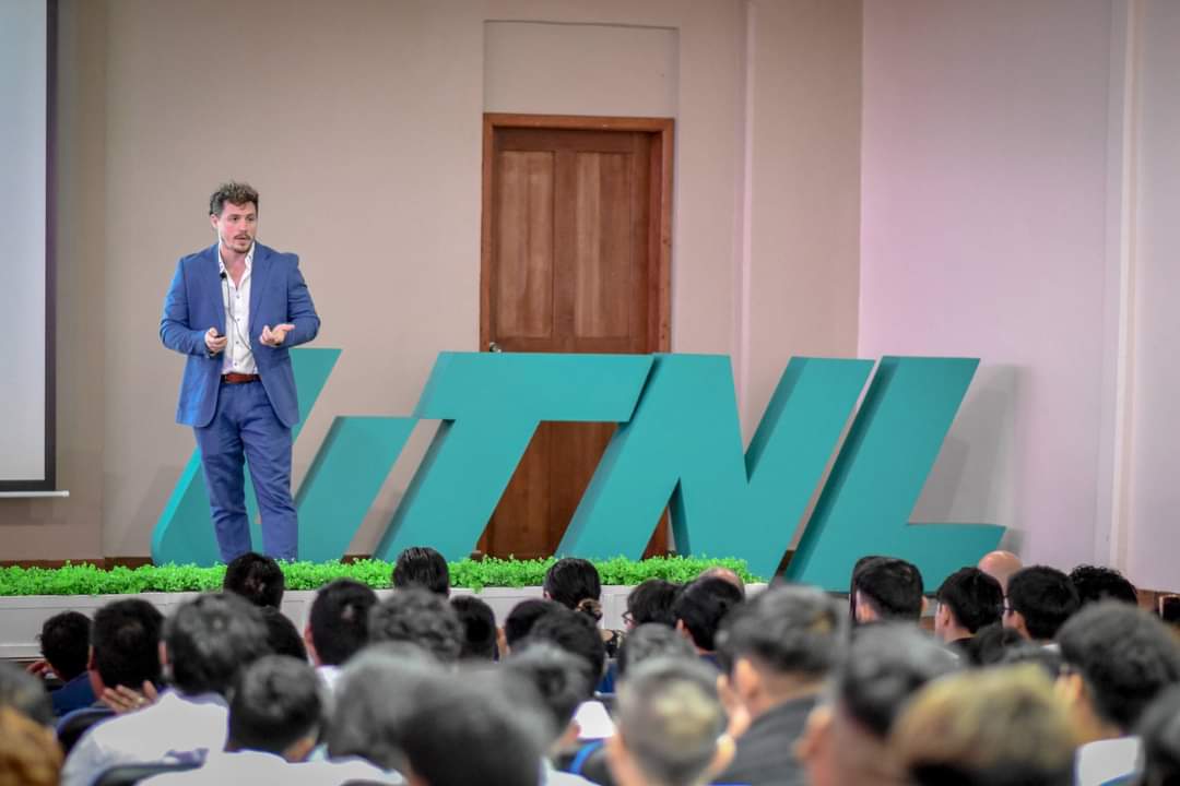 Aprenden estudiantes de la Universidad Tecnológica de Nuevo Laredo sobre inteligencia artificial y metaverso.