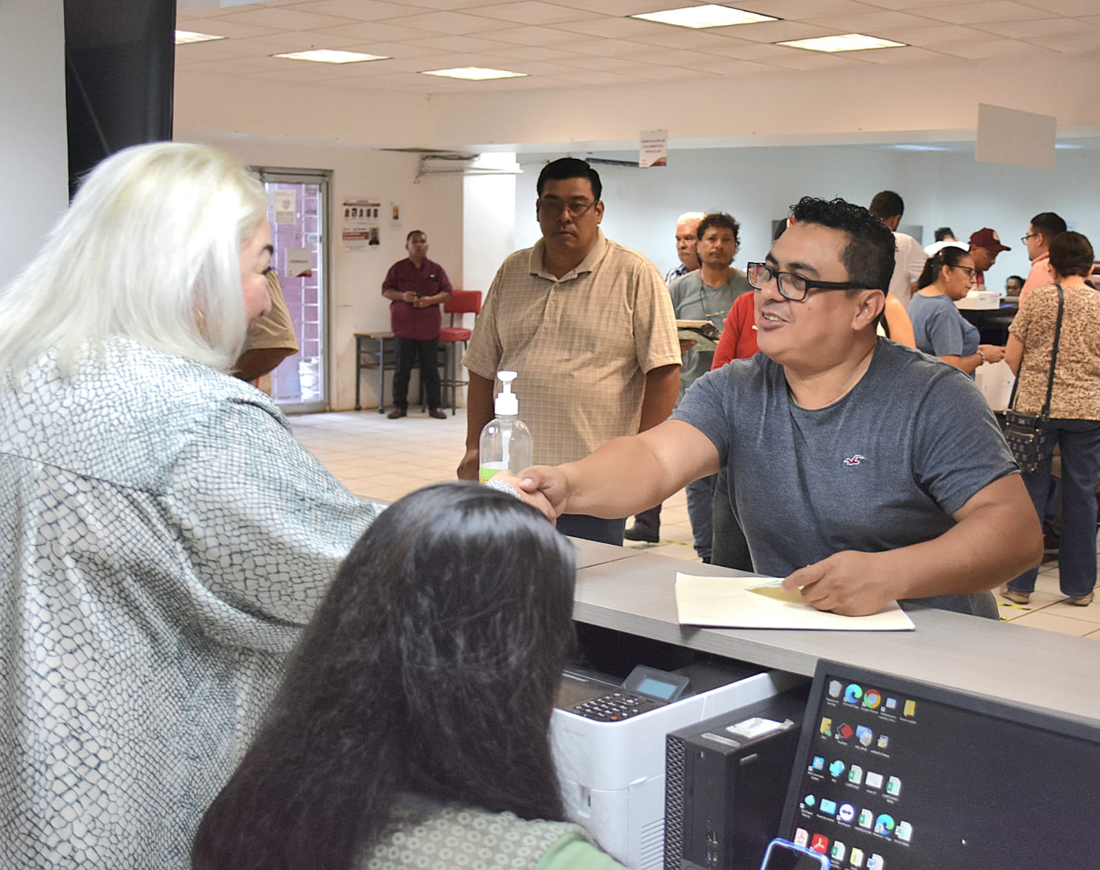 Evalúa Adriana Lozano servicio ciudadano en la Oficina Fiscal de Madero.