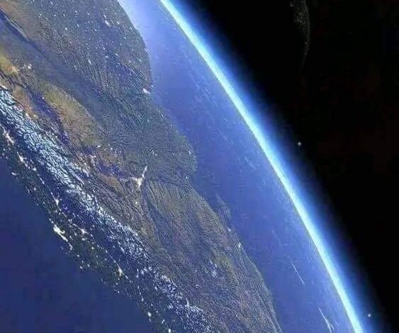 El océano Pacífico, el océano Atlántico, Chile, Argentina, Uruguay, Paraguay y al fondo la silueta de la luna. Foto tomada desde la Estación Espacial Internacional.