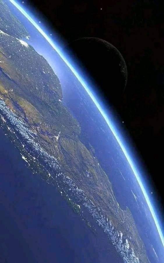 El océano Pacífico, el océano Atlántico, Chile, Argentina, Uruguay, Paraguay y al fondo la silueta de la luna. Foto tomada desde la Estación Espacial Internacional.