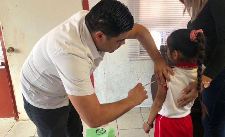 Llama Salud a la población a vacunarse en campaña intensiva.