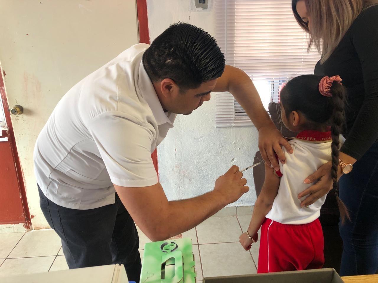 Llama Salud a la población a vacunarse en campaña intensiva.