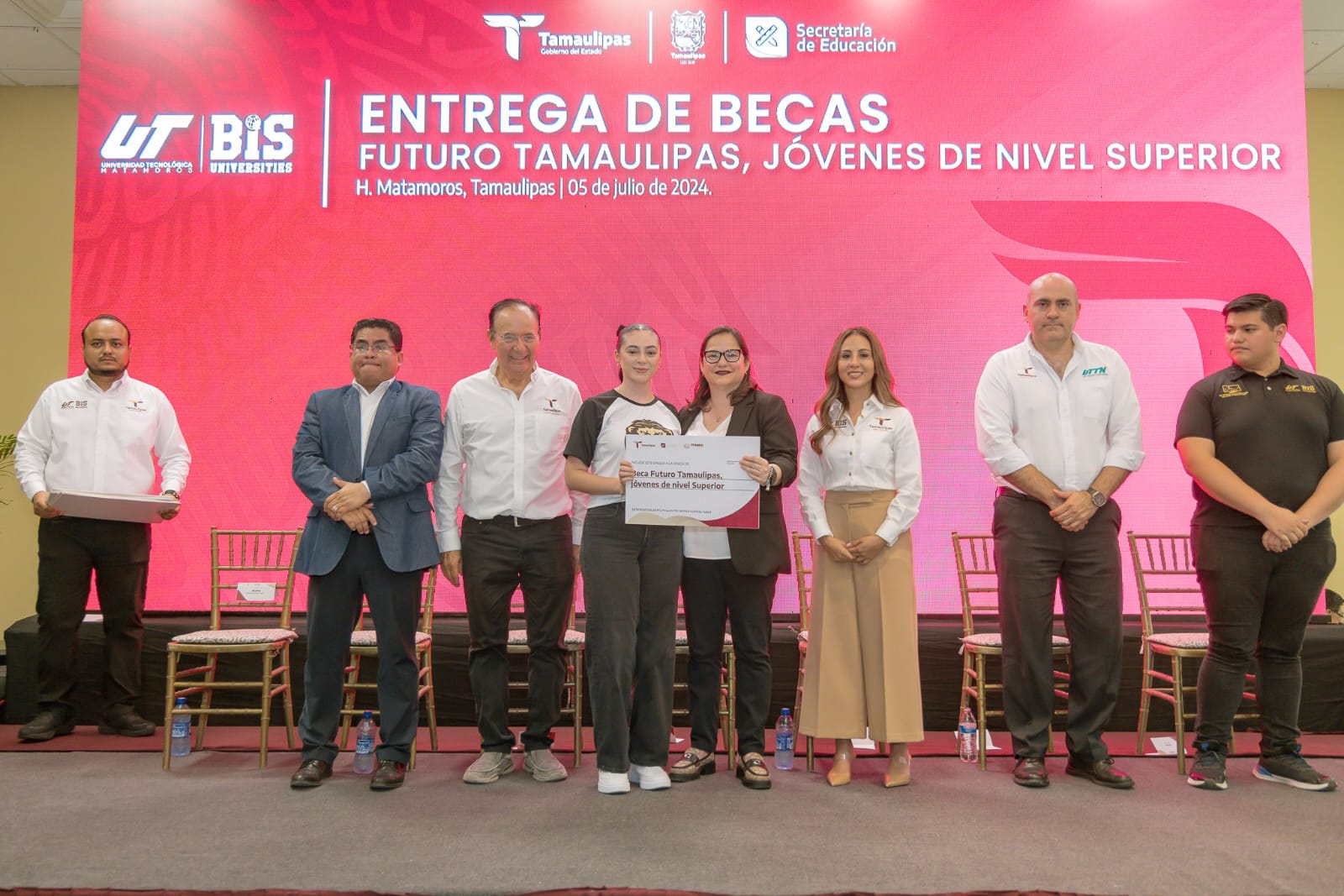 Atestigua secretaria de Educación entrega de 624 becas a estudiantes de la UTM.