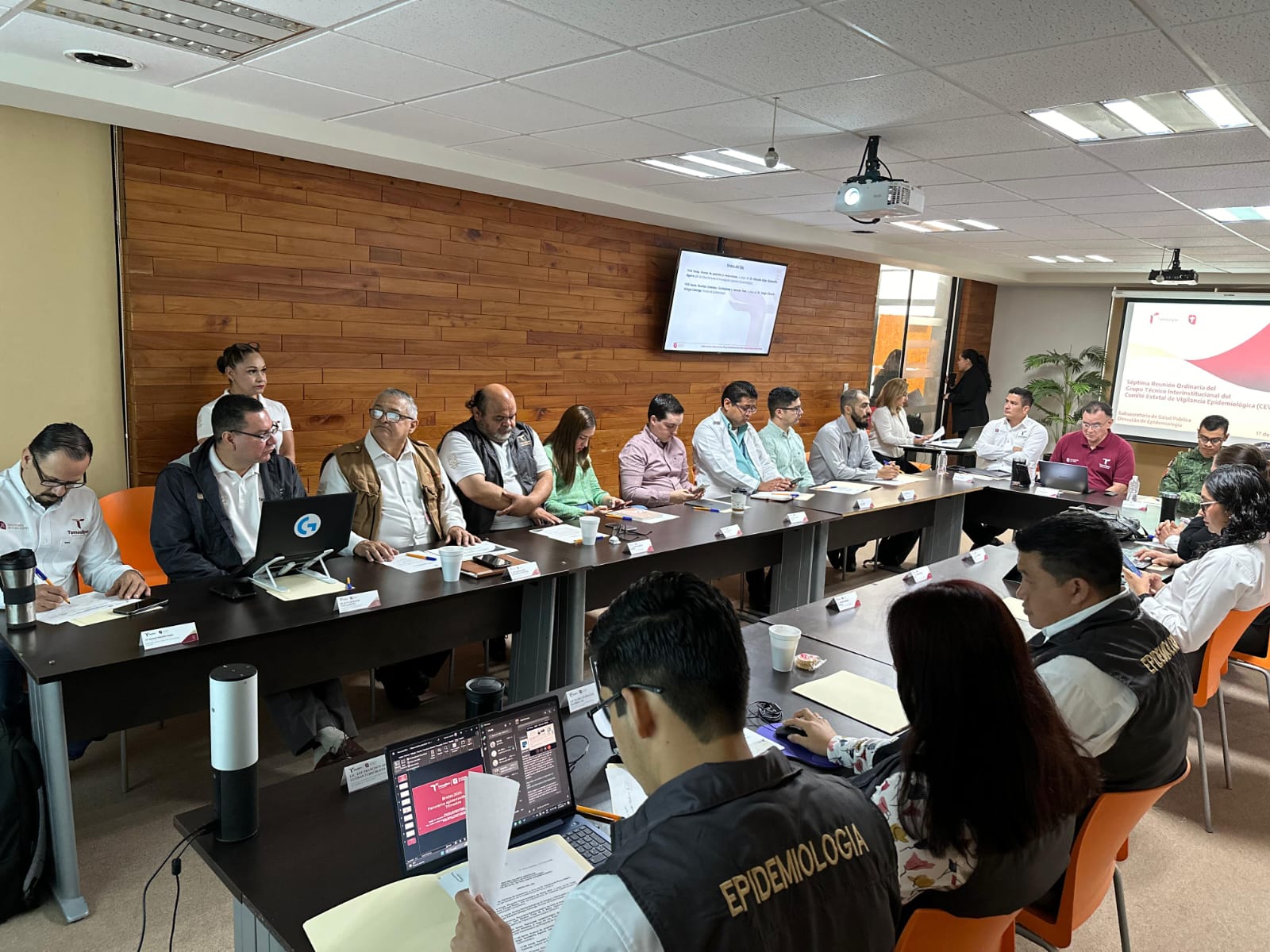 Define SST acciones para mantener bajo control dengue y brotes diarreicos.