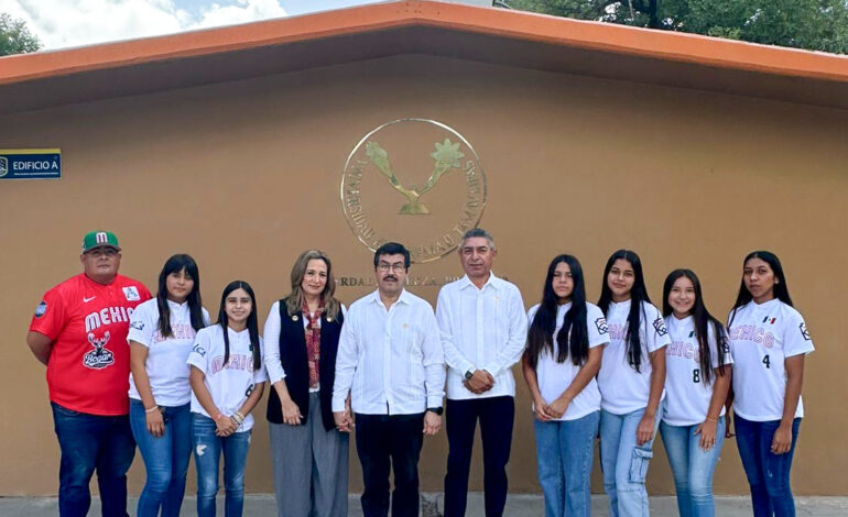 Felicita Dámaso Anaya a softbolistas de la UAT campeonas del  torneo nacional Williamsport.