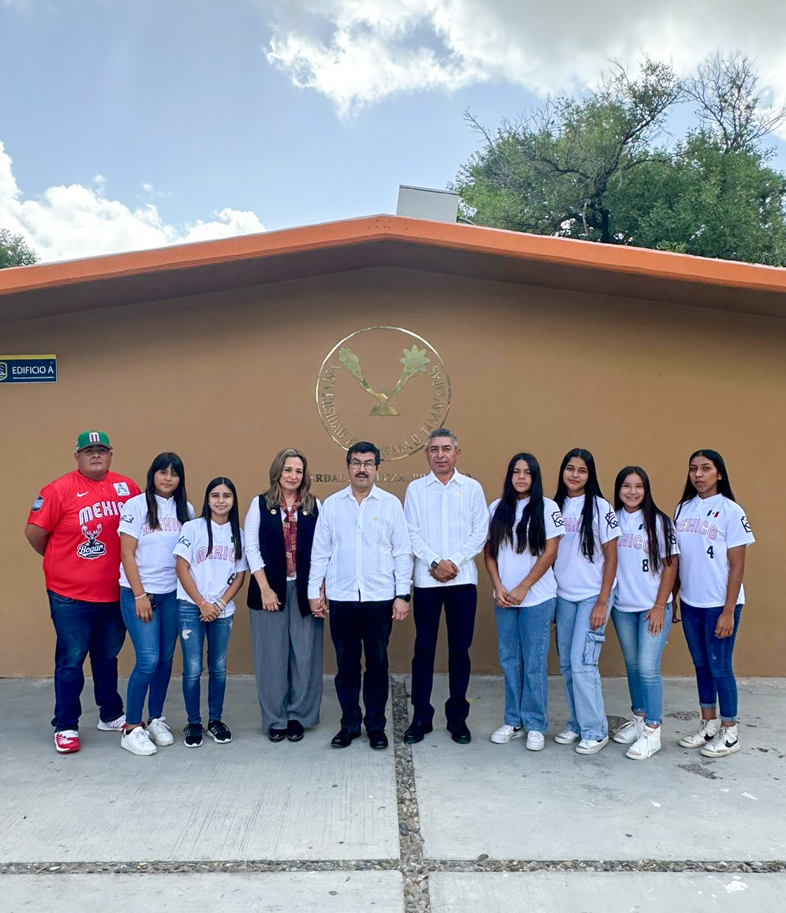 Felicita Dámaso Anaya a softbolistas de la UAT campeonas del  torneo nacional Williamsport.