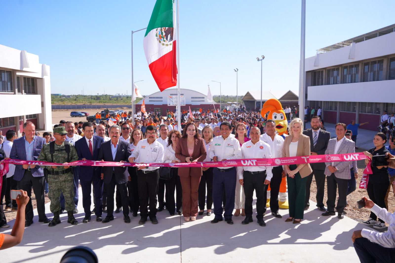 Dámaso Anaya y Carmen Lilia Canturosas inauguran la  Preparatoria UAT Nuevo Laredo