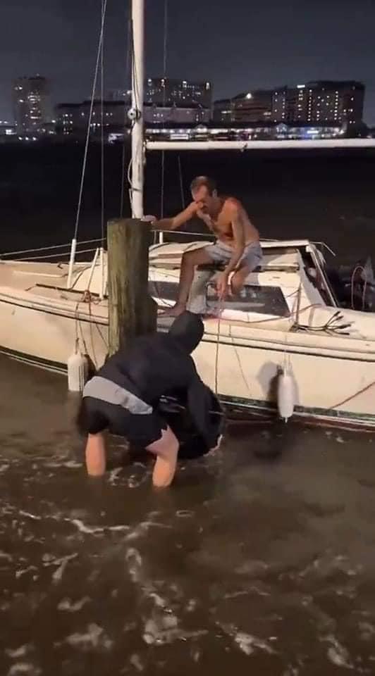 Sobrevivió en un barco al Huracán.