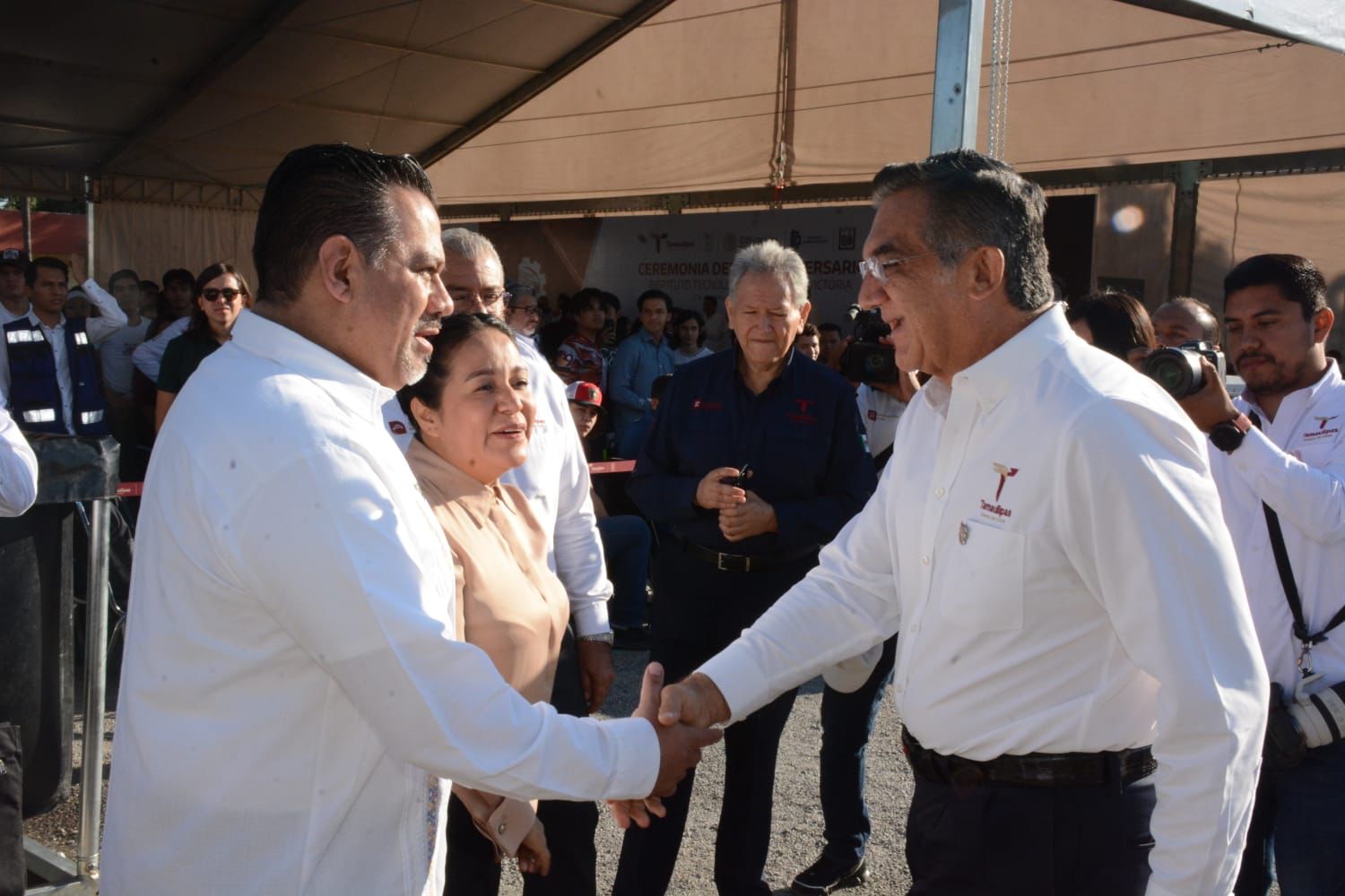 Cumple Américo al Tec Victoria; construye gimnasio