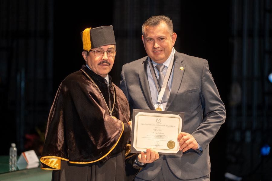 Entrega rector el premio Investigación de Excelencia a profesor  de la FIC-UAT