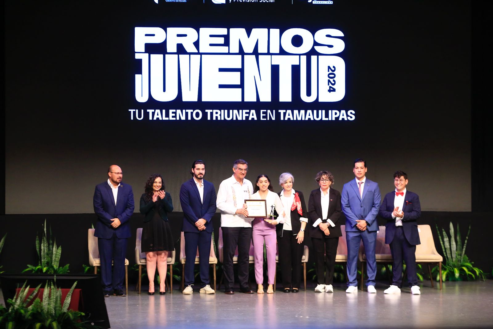 Premia Américo a talentosos jóvenes y deportistas tamaulipecos