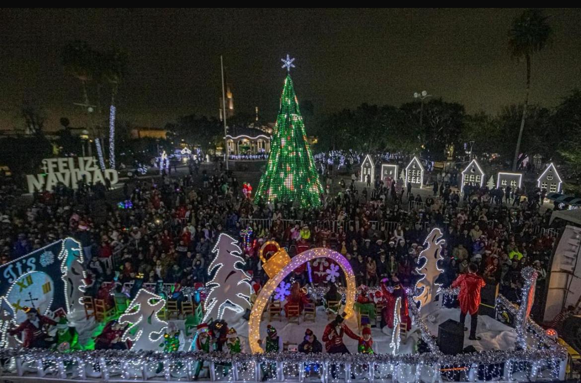 Brilla la Navidad en Matamoros; el alcalde Alberto Granados encabeza el encendido del Pino y desfile Navideño”