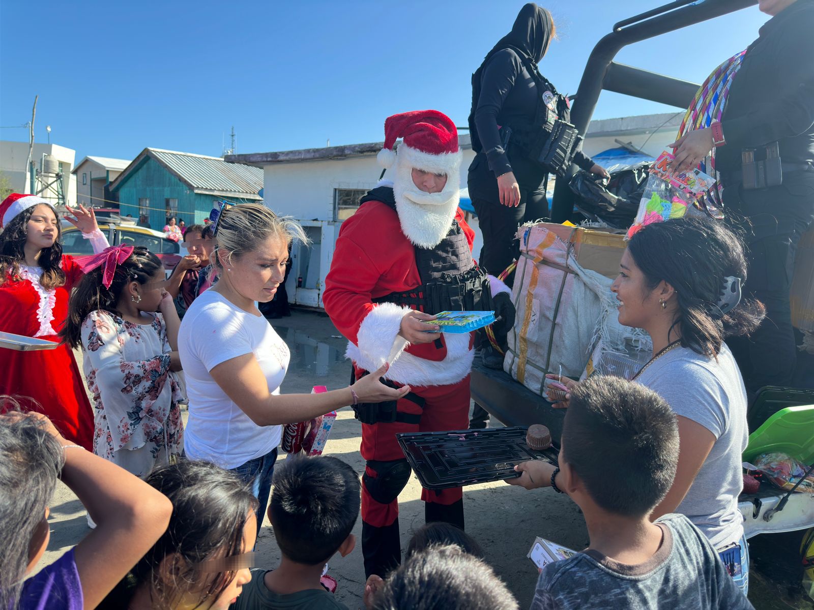 Menores de El Mezquital tienen convivencia navideña con la Guardia Estatal