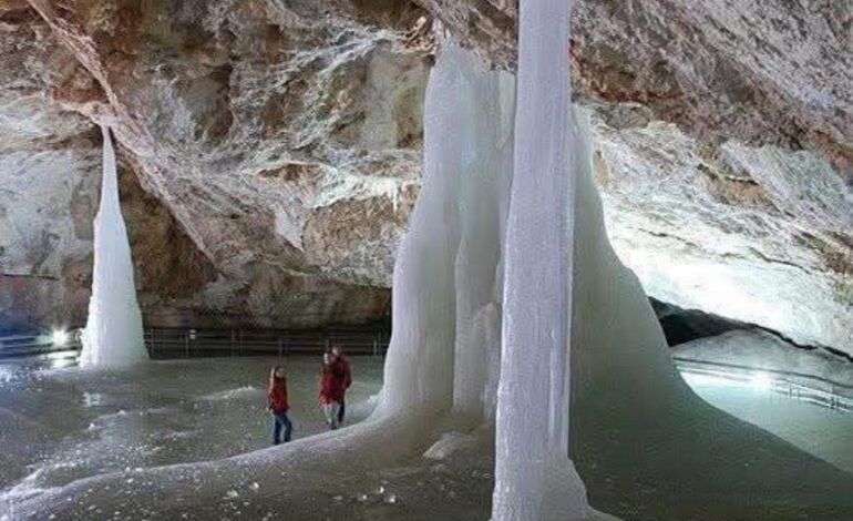 Cueva de hielo Dobsin. Eslovaquia.