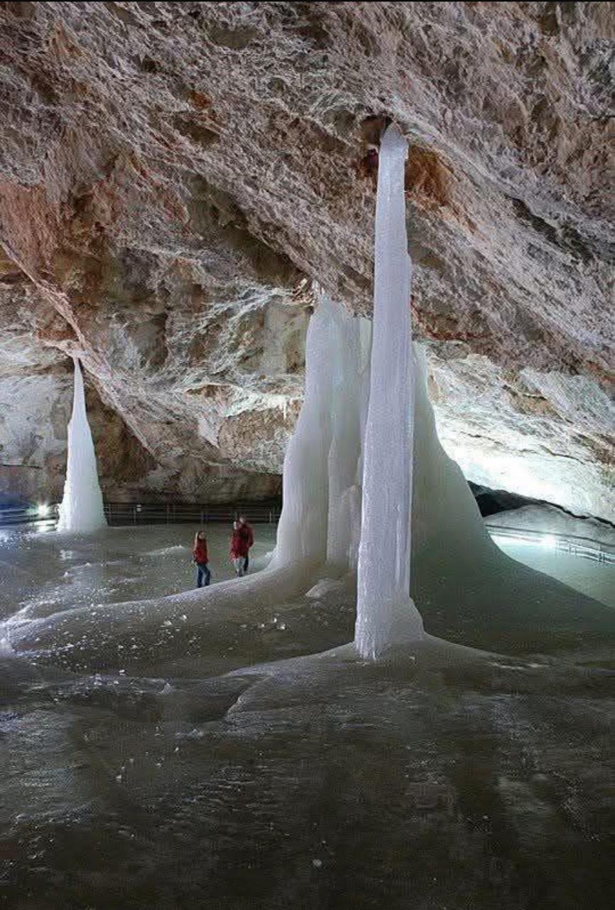 Cueva de hielo Dobsin. Eslovaquia.