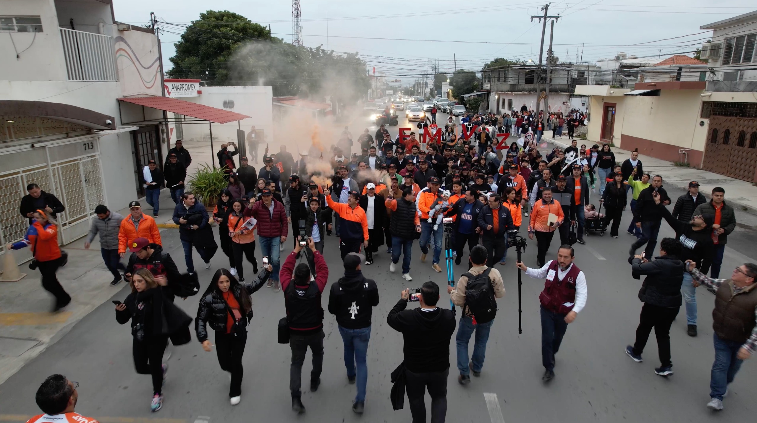 Encabeza rector caravana naranja en apoyo al Correcaminos.