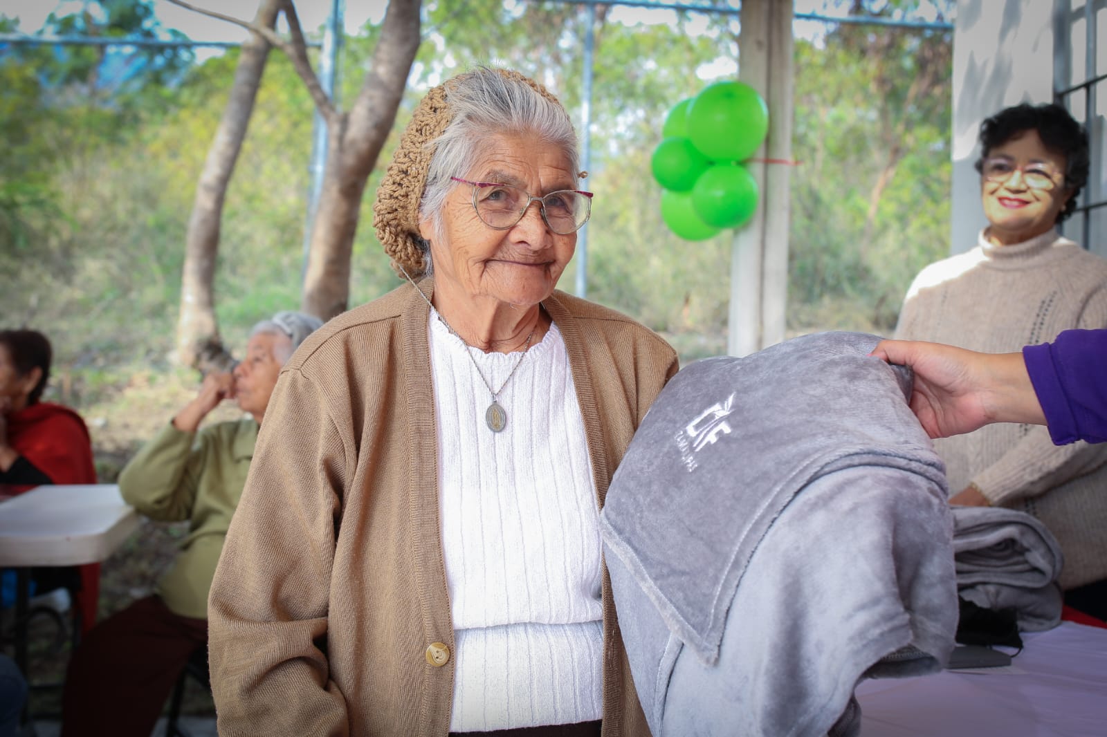 DIF Tamaulipas apapacha a adultos mayores de 24 municipios con el programa “Abrígate en Invierno”