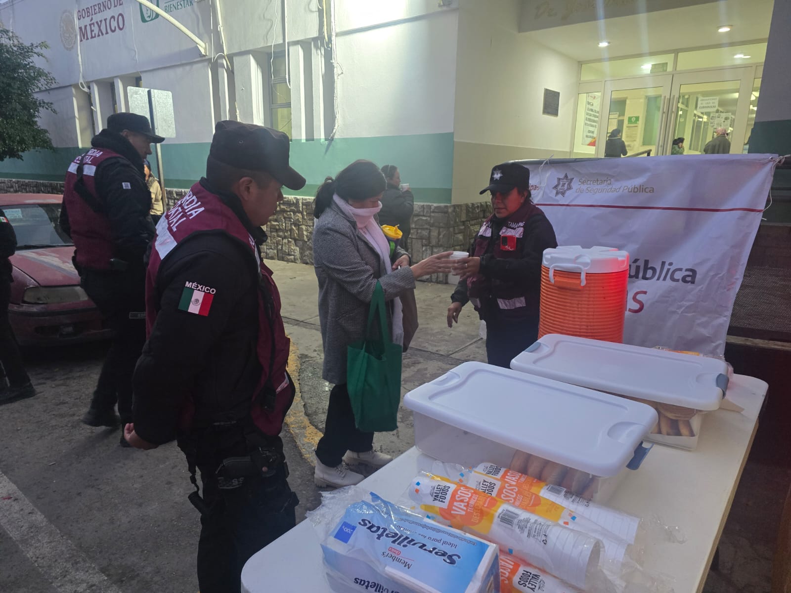 Entrega Guardia Estatal de Género alimentos y bebidas calientes a familias en hospitales de Ciudad Victoria