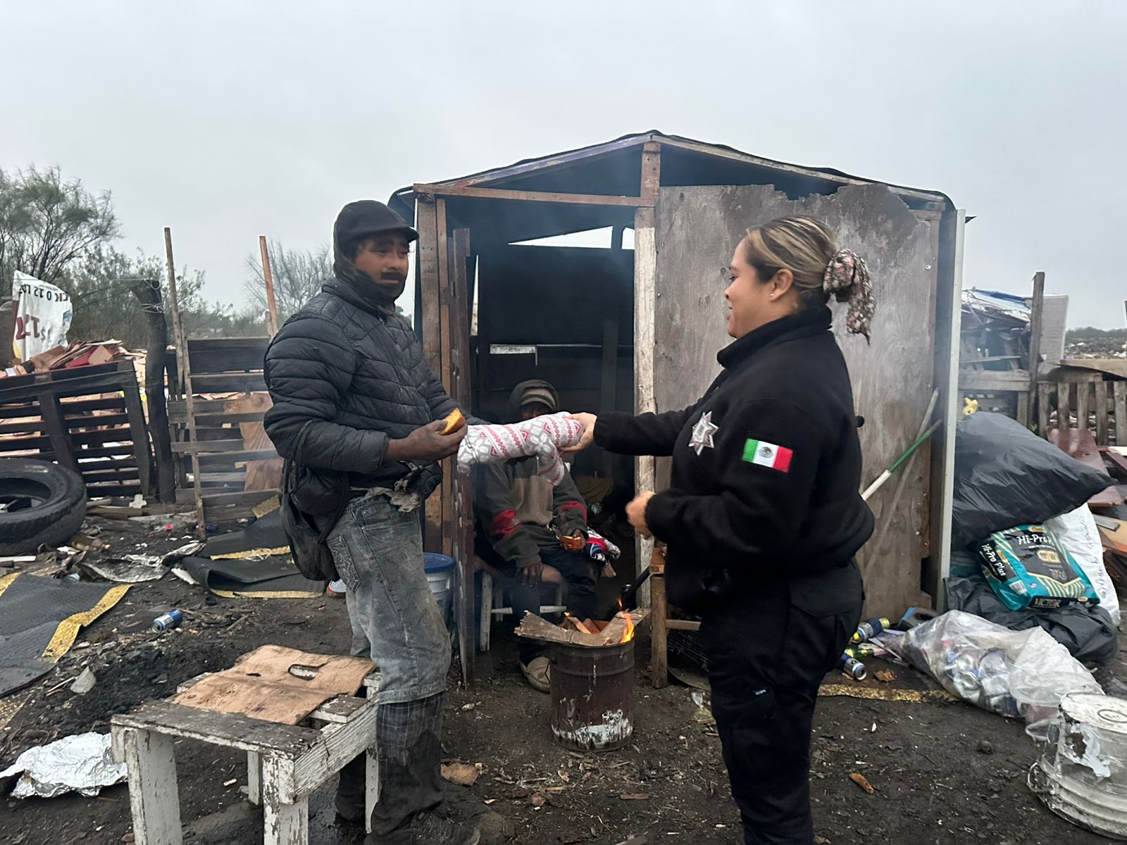 Entrega Guardia Estatal de Género cobijas y alimentos en Reynosa