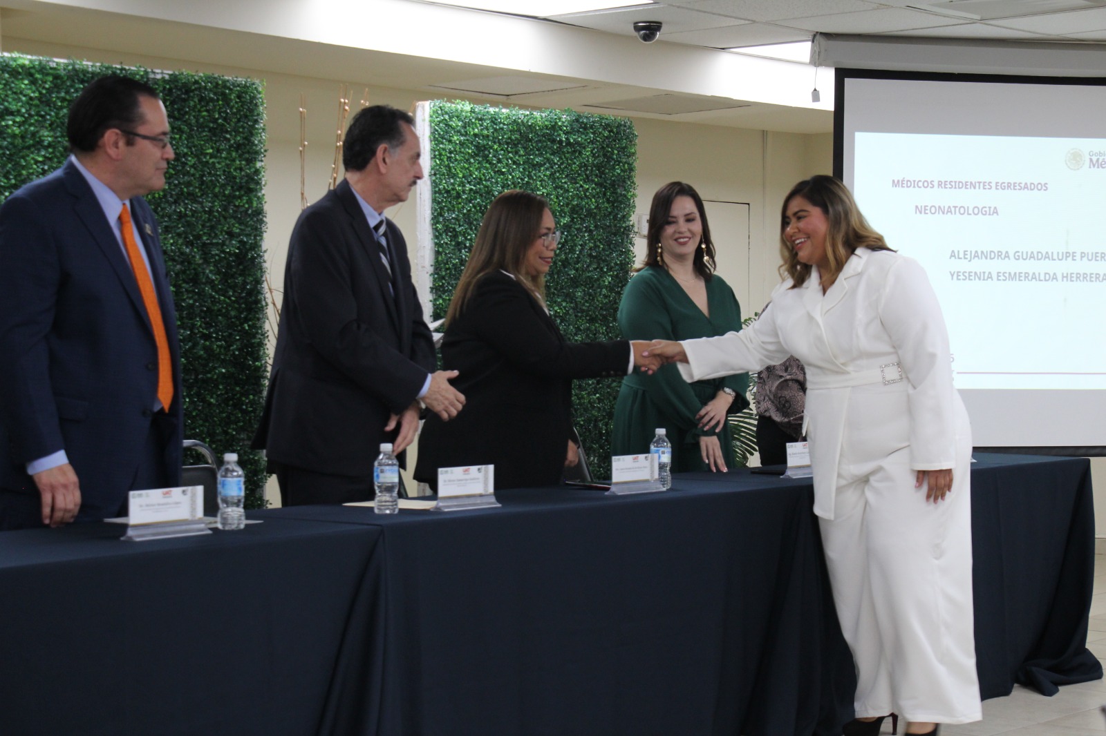 La UAT y el HRAEV realizan ceremonia de egreso de médicos residentes