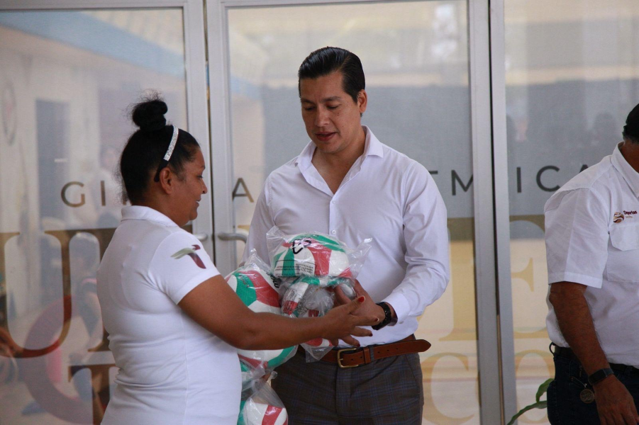 Entrega INDE Tamaulipas material deportivo a atletas y entrenadores de Tampico