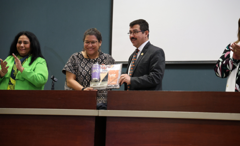 La ministra Lenia Batres dicta conferencia en la UAT