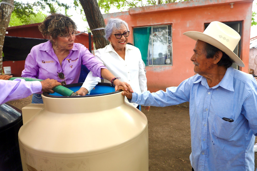 Entrega SEBIEN tinacos en Aldama