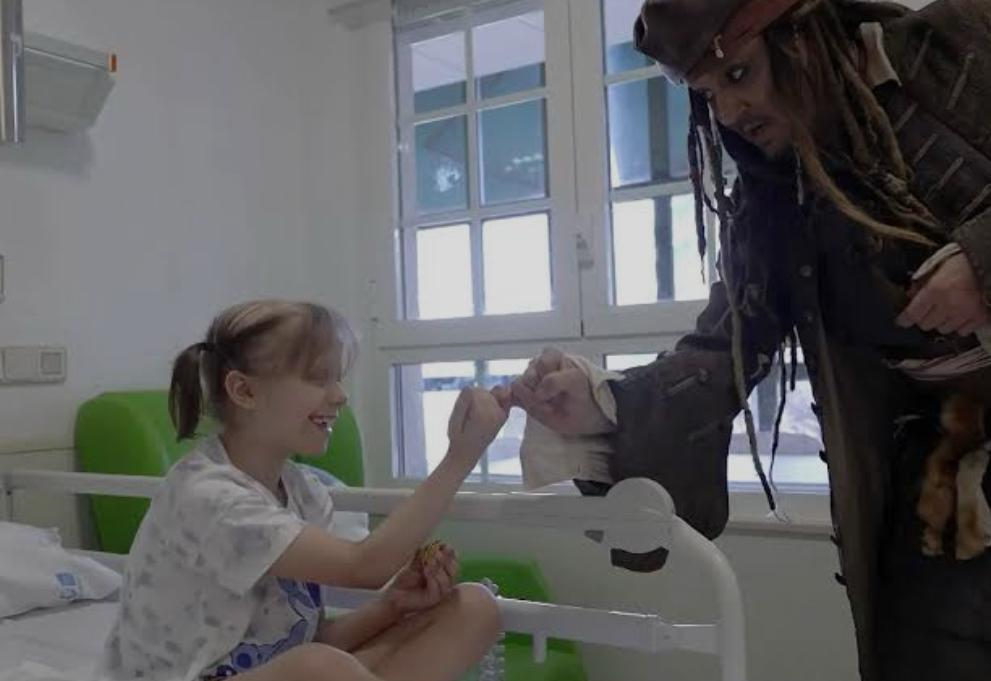 Jack Sparrow visita a niños de un  hospital de Madrid España.