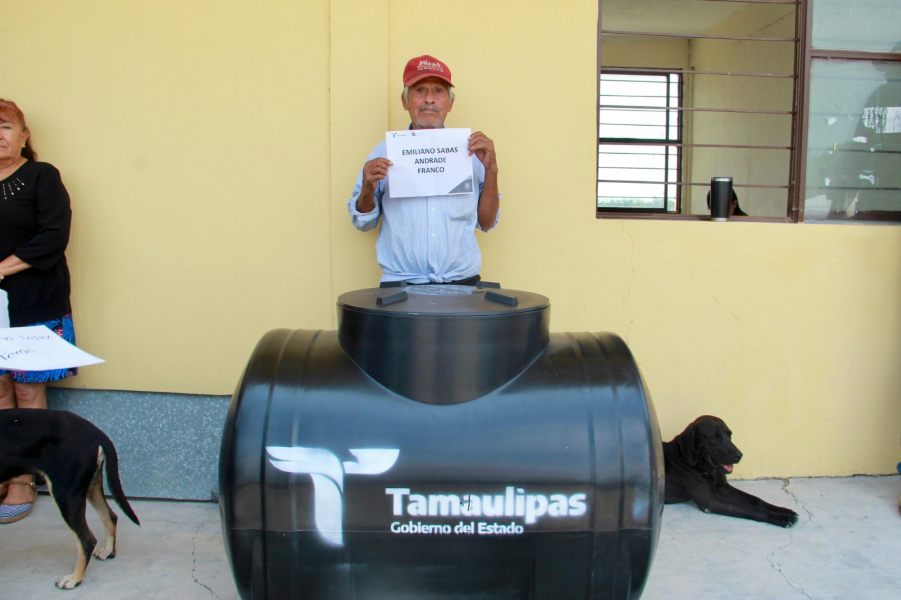 Entrega SEBIEN tinacos a habitantes de San Carlos
