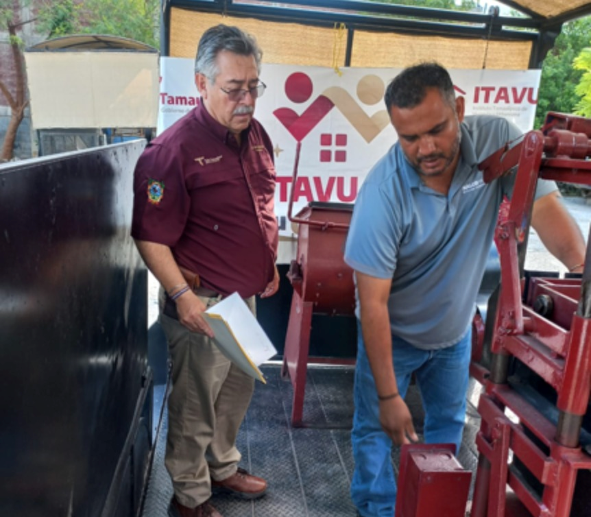 Transforma ITAVU viviendas con bloqueras comunitarias en Díaz Ordaz y Tula
