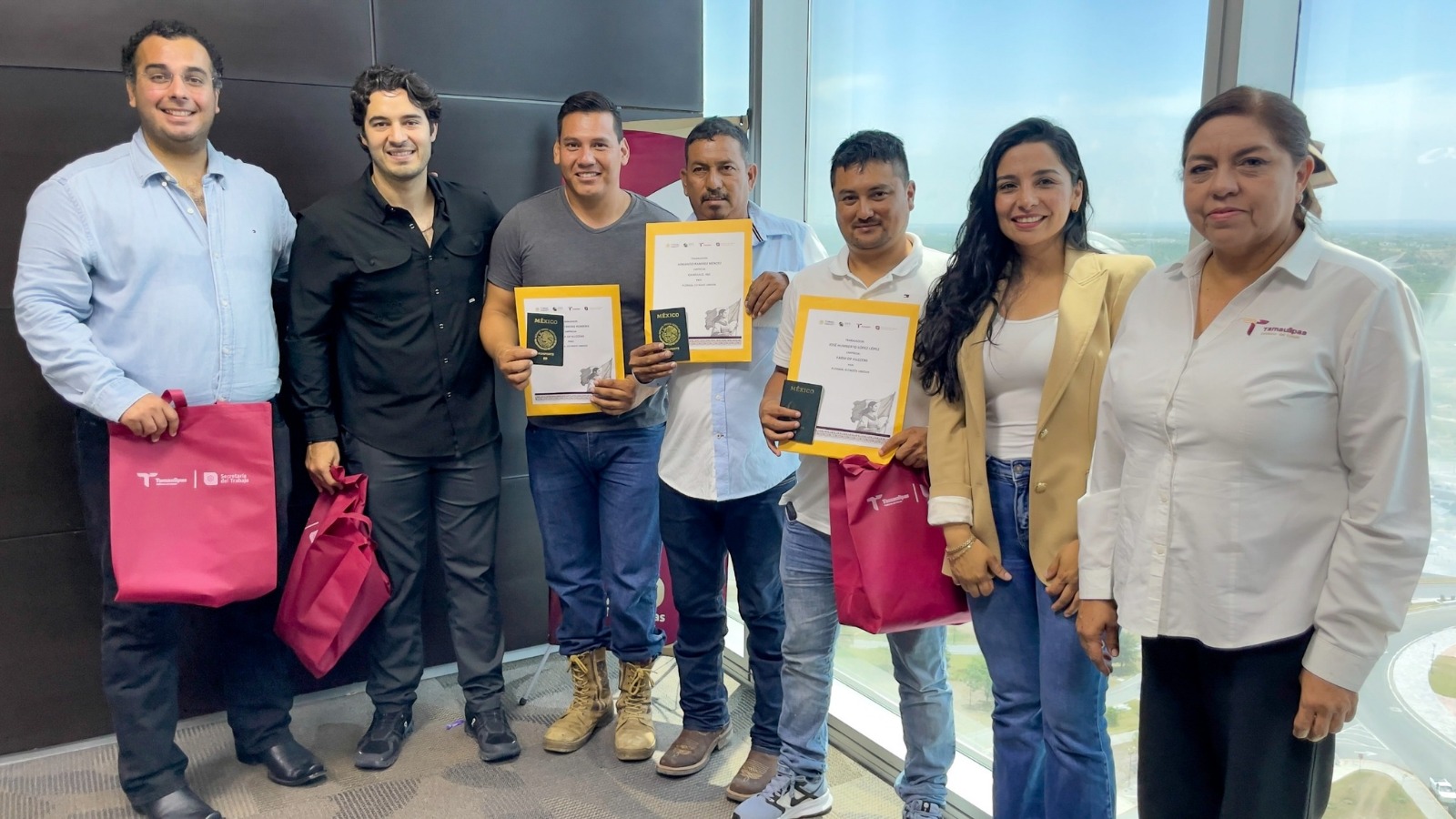 Entrega STPS sobres de viaje a trabajadores que participarán en programas de empleo en el extranjero en Estados Unidos y Alemania