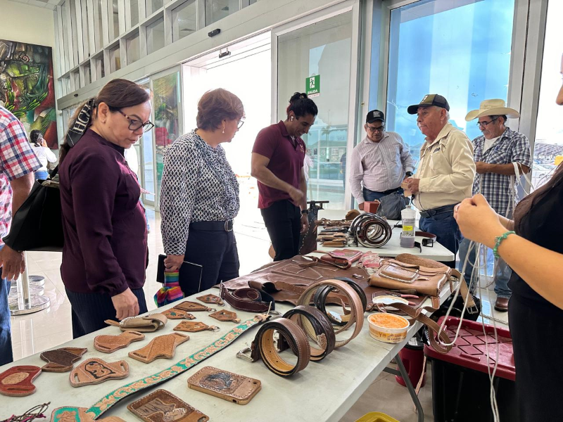 Exhiben artesanos rurales su talento en la Torre Bicentenario
