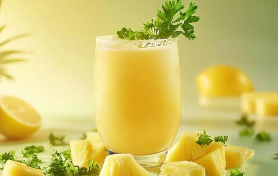 Jugo de perejil, piña y limón.