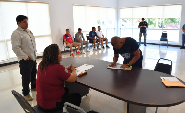 Presentan custodios penitenciarios evaluación de aptitud física para promoción de grados