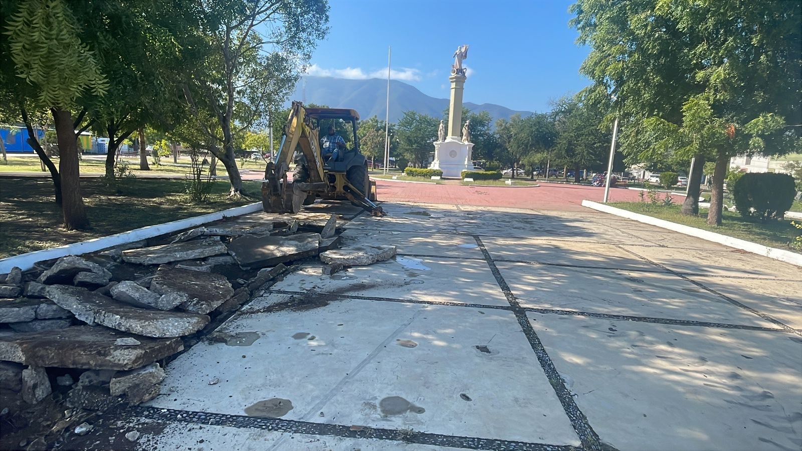 Aclara SOP alcances de trabajos en Plaza Héroes de la Independencia en Ciudad Victoria