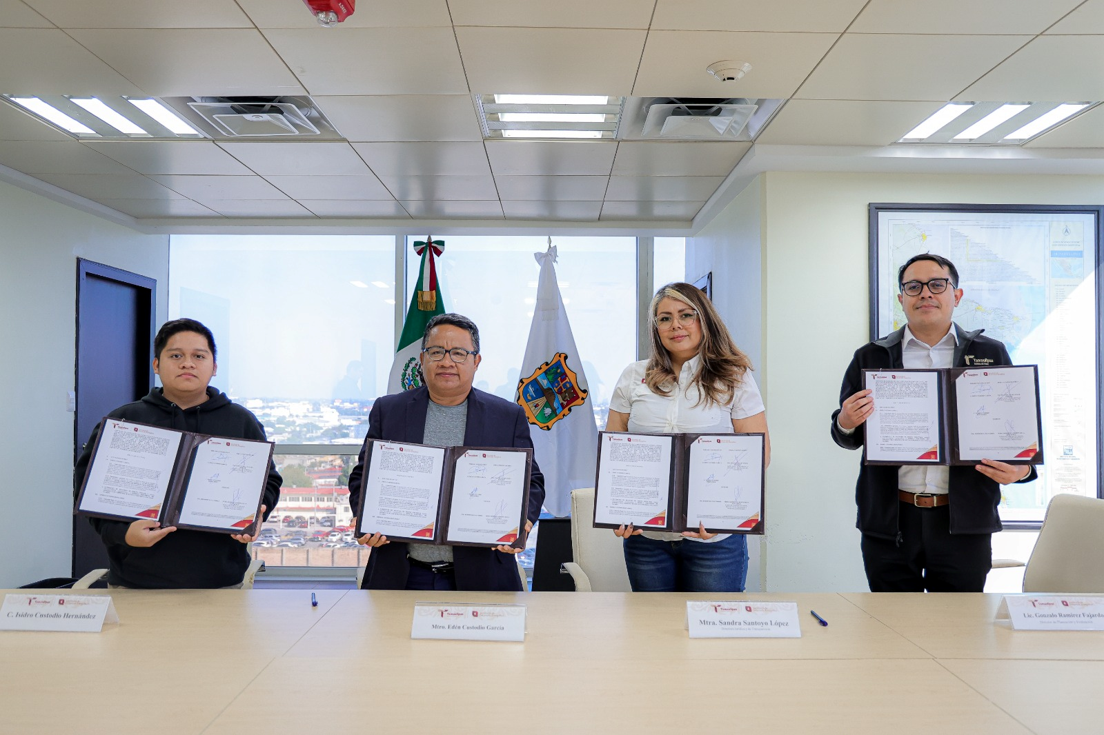 Impulsa SEDENER justicia energética con estufas eficientes de leña