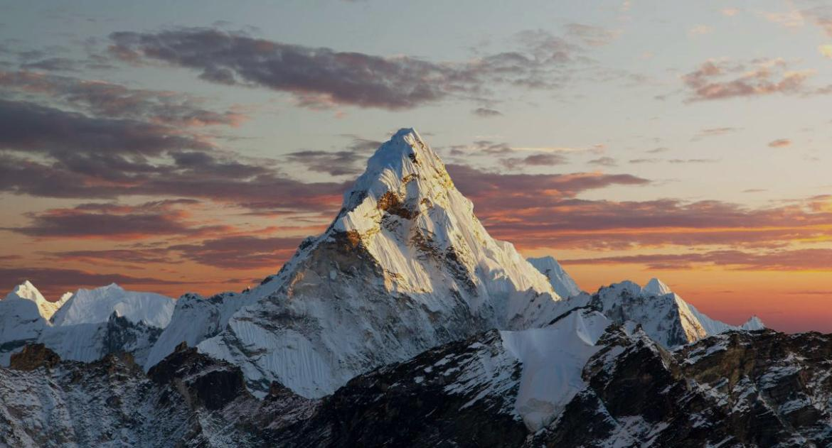 El monte Everest “crece”: Debido al movimiento de las placas tectónicas, el Everest sigue elevándose aproximadamente 4 milímetros cada año.
