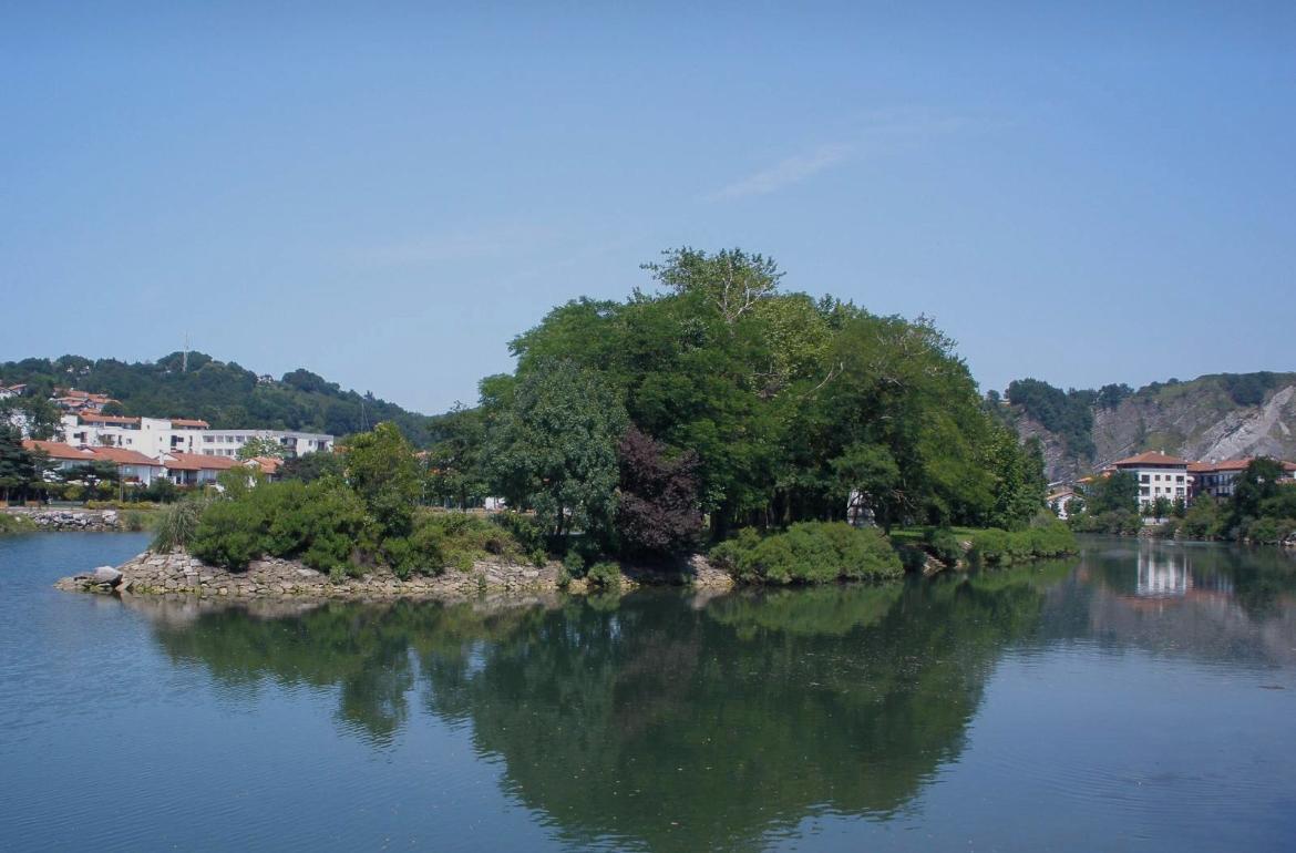 La isla Faisanes cambia de nacionalidad cada 6 meses entre España y Francia.